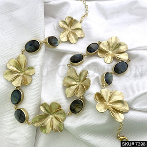 Collier pendentif romantique en laiton plaqué or Collier de fleurs en pierres précieuses Labradorite élégant avec des bijoux élégants en finition or - Product Image 4