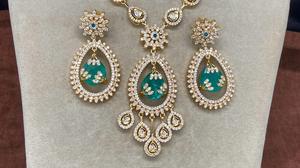 Collier et boucles d'oreilles de mariée en laiton Kundan serties de diamants américains pour les mariages, les anniversaires et les fêtes - Product Image 3