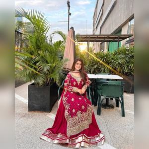 Conjunto de salwar kameez sharara de georgette multicolor de estilo moderno con detalles de bordado resham y dupatta elegante, colección 2025 - Product Image 4