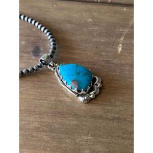 Boucles d'oreilles pendantes Thunderbird en argent sterling et turquoise Kingman, faites à la main au sud-ouest - Product Image 2