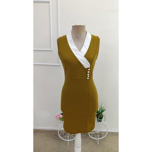 Robe courte en crêpe importé pour femme, décolleté croisé à bretelles, détail boutonné, 35373 - Moutarde - Product Image 4