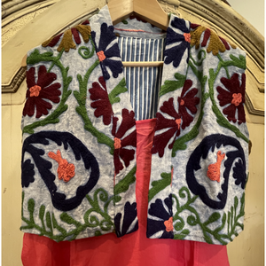 Gilet décontracté bleu délavé avec broderie de vigne, en tissu de coton tricoté et tissé, avec logo décoratif, pour tenues d'extérieur, style gilet - Product Image 1