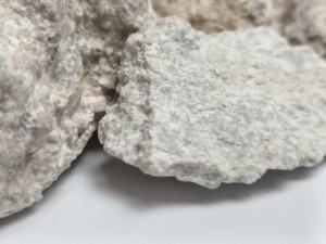 Pyrophyllite brute de haute pureté pour les applications de l'industrie céramique avec faible dilatation thermique et couleur blanche supérieure - Product Image 2