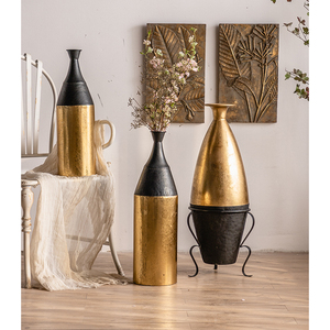 Floreros de hierro y latón de metal de alto estándar, juego de tres floreros de suelo rústico decorativos interiores - Product Image 1