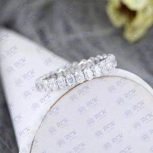 Anillo de moissanita de eternidad de corte ovalado TCW 6,00 para mujer, banda de regalo de aniversario y cumpleaños para expresar amor - Product Image 5