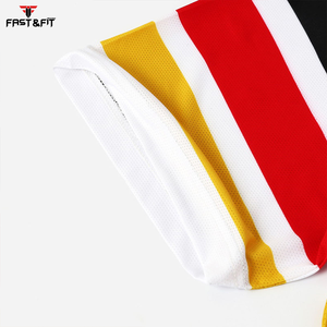 Vêtements de football de conception personnalisée professionnelle Ensemble en coton imprimé avec logo de sublimation pour adultes fabriqué au Pakistan - Product Image 4