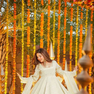 Ensemble Robe en Soie Chinon Lourde - Palazzo - Dupatta - Travail Mukesh avec Robe Lagadi Patto Palazzo avec Bordure en Dentelle Fantaisie Travail Mukesh Dupatta - Product Image 1