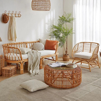 Ensemble de canapé avec table basse en rotin naturel coussin en coton beige clair intérieur extérieur style bohème jardin patio balcon