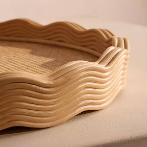 Plateau rond vintage en rotin à bord festonné, tissé à la main, plateau de service décoratif pour la restauration et la décoration de table en provenance du Vietnam - Product Image 4