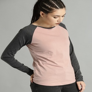 T-shirt femme coupe ajustée col rond manches raglan couleur gris et rose Vêtements d'été personnalisés avec logo Fabriqué en Inde - Product Image 3