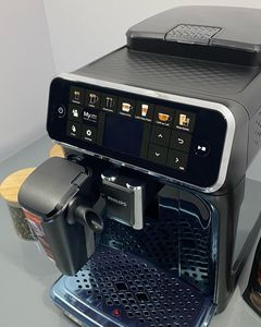 Cheap Philipps 5500 Series Fully Automatic <b>Coffee</b> Machine -6 Drinks Modern Colour Touch Screen Display, Black Chrome (EP3347/90) - Product Image 5