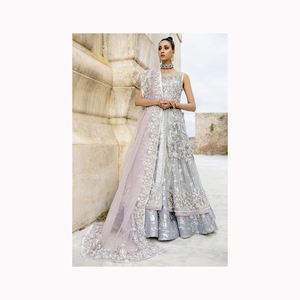 Vêtements indiens pakistanais les plus vendus pour femmes Lehenga Choli pour une utilisation de fête de mariage disponibles au prix de gros - Product Image 2