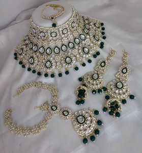 ชุดเครื่องประดับทองชุบแบบคุนดันแบบดั้งเดิมของอินเดียสำหรับผู้หญิงและเด็กผู้หญิง เครื่องประดับอินเดียสำหรับผู้หญิง ขายโดยผู้ส่งออก - Product Image 3