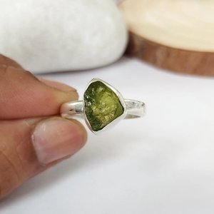 Péridot brut août bague de naissance en argent sterling fait à la main 925 bijoux | Bague brute en cristal de péridot naturel en gros - Product Image 2