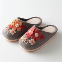 Chaussures d'intérieur élégantes en feutre de laine pour l'été, avec motifs floraux sculptés, semelle intérieure en fourrure chaude et confortable, idéales pour le printemps et l'automne