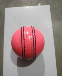 Pelota de Cricket de Goma de Doble Costura con Color Personalizado para Uso Profesional, Logotipo Personalizado, Alta Calidad, Tamaño Personalizado, OEM/ODM, Exportador de Pakistán - Product Image 5