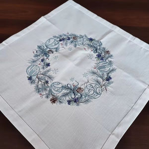 Centro de Mesa Navideño Bordado Personalizado con Piñas, Bayas y Adornos, Decoración Invernal para Mesa Festiva - Product Image 1