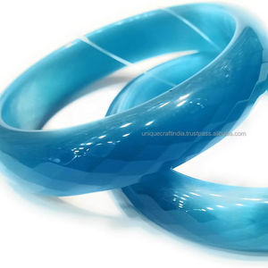 Elegantes brazaletes de resina en diseños atrevidos y sutiles | Ofertas a granel disponibles | Joyería de mujer perfecta para fiestas, eventos y ocasiones - Product Image 1