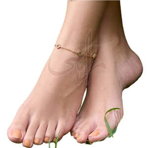 Chevillère carrée dorée élégante et saisissante, dégage une sophistication sans effort, lignes nettes, finition polie - Product Image 5