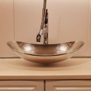 Lavabo en acier inoxydable martelé de luxe, lavabo de salle de bain moderne à poser sur le comptoir, fournisseur en gros OEM. - Product Image 1