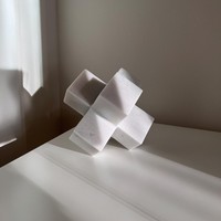 Sculpture artisanale en marbre blanc, motif nœud géométrique minimaliste, style Art Déco, pour mariage, condoléances, luxe moderne