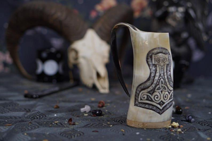 Jarra Vikinga Hecha a Mano, Jarra de Cuerno, Taza de la Edad Media, Regalo de Mitología, Taza de Cuerno de Odín, Mjolnir con Asa de Tradebit - Product Image 4