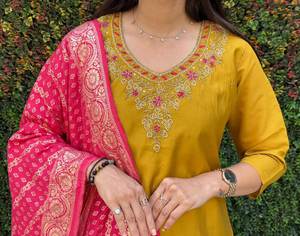 Alta demanda Moda Excelente calidad Color amarillo Puro hilo de seda romana Trabajo Stitch Salwar Suit con Dupatta Set - Product Image 3