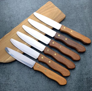 Cuchillo para carne con hoja serrada y mango de madera - Product Image 4