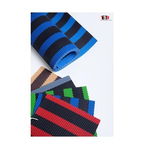 Tapis en nid d'abeille polyvalent Offre Spéciale avec surface facile à nettoyer et matériaux non toxiques pour sol intérieur disponible à la vente - Product Image 2