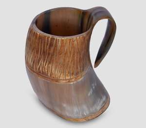 Chope en corne de buffle authentique, sculptée à la main par un artisan, avec un motif texturé complexe, en corne naturelle, pour bière - Product Image 3