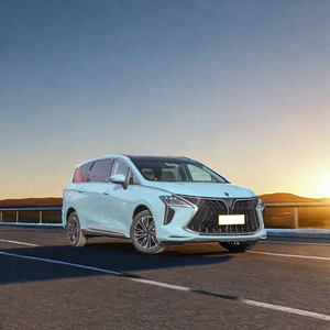 M4 Mini Van de Lujo de Alta Gama con Interior Claro, 7 Asientos, Caja de Cambios Automática y Manual, Serie MPV - Product Image 2