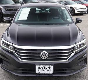 Faible kilométrage 2023 Volkswagen Passa-t 2.0T SE FWD avec jantes en alliage Sièges en cuir Système de navigation Démarrage à distance Toit ouvrant - Product Image 1