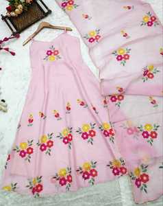 Dernière robe Anarkali imprimée de fleurs roses en georgette lourde de créateur - Product Image 4