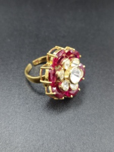 Anillo de Cóctel Ajustable con Flor Chapado en Oro al por Mayor |   Proveedor de Joyería de Moda India |   MOQ bajo |   Anillo artesanal de diseño distintivo - Product Image 1