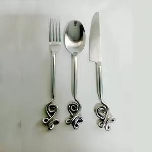 Juego de cubiertos antiguos de alto estándar con mango único, perfecto para regalar en nuevas llegadas, hogares y bodas. - Product Image 1