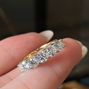 Anillo de banda de media eternidad corte redondo moissanita blanca oro plata pavé festoneado joyería de boda para mujer OEM - Product Image 1