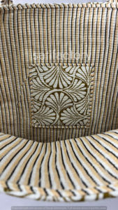 Sac fourre-tout en coton matelassé vintage avec broderie florale à fermeture ouverte et impression de blocs à la main pour faire du shopping ou passer la nuit à la plage - Product Image 6