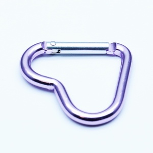 Piccolo moschettone rosa personalizzato a forma <span class=keywords><strong>di</strong></span> cuore | Prodotto promozionale ideale <span class=keywords><strong>per</strong></span> eventi e <span class=keywords><strong>idee</strong></span> regalo <span class=keywords><strong>di</strong></span> <span class=keywords><strong>san</strong></span> <span class=keywords><strong>valentino</strong></span> - Product Image 4