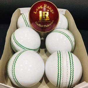 Balles de cricket blanches de qualité compétition, en cuir véritable faites à la main, balles de cricket de qualité export, balles dures pour l'entraînement et la pratique - Product Image 1