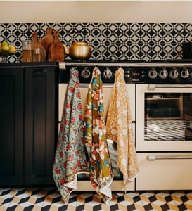 Serviette de cuisine en coton gaufré blanc avec motif à carreaux rouges, serviette rouge unie assortie, disponible à prix de gros. - Product Image 4