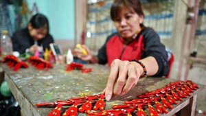 Jouet de libellule en bambou drôle, souvenir d'équilibrage fait à la main du Vietnam jouet en bois écologique pour les enfants et les amis - Product Image 3