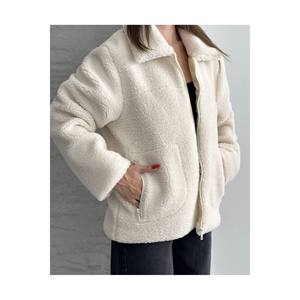 Cappotto in pelliccia sintetica Beige da donna con colletto rialzato e fodera in peluche con comoda tasca - Product Image 4
