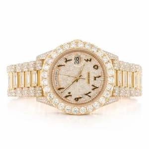 BGJ Full Diamond Pave Iced Out Gold Tone Reloj Números arábigos Fecha Movimiento de cuarzo Reloj de pulsera de lujo - Product Image 1