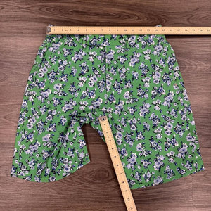 Polo de golf à coupe décontractée avec tissu doux offrant un confort tout au long de la journée et une liberté de mouvement facile - Product Image 3