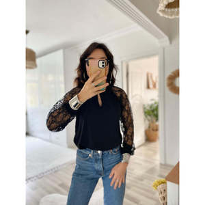Blusa Sandy de Manga Larga para Mujer con Detalle de Ventana en el Busto, Cuello Alto y Mangas de Tul, 33874 - Negro - Product Image 5