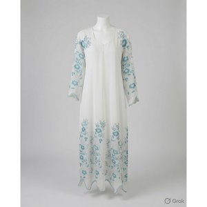 Elegante Abaya Azul Marfil con Bordado Floral en Línea A - Product Image 1