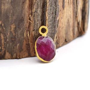 Charme en rubis teinté 8x10mm, pierre ovale facettée, plaqué or, petit pendentif en grenat pour la fabrication de bijoux - Product Image 1