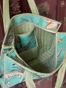 Sac fourre-tout matelassé en coton fait main et écologique, avec fermeture éclair couleur unie, chaînes et motif à blocs personnalisable, portable et polyvalent - Product Image 3