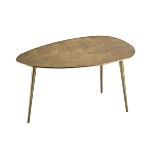 Table d'appoint ovale moderne au design minimaliste nordique avec finition en laiton antique Table pliée en métal au design unique pour une utilisation en intérieur - Product Image 1
