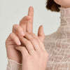 Anillo de Diamantes Delgado Tipo Eternity, Elegante y con Estilo - Product Image 3